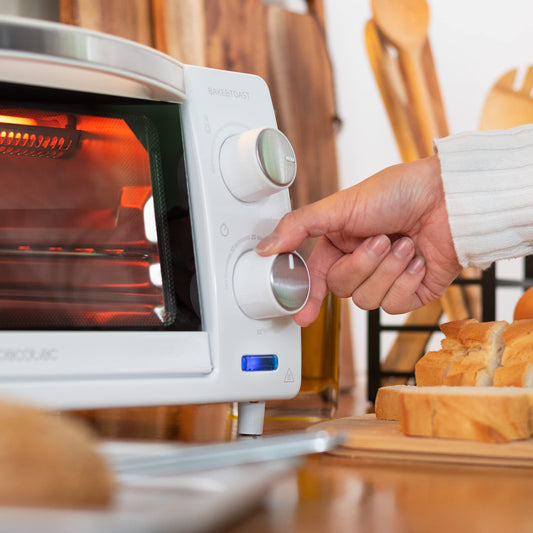 Cecotec Horno Sobremesa 10L Bake&Toast White. 800W, Acero Lacado Blanco, Cuarzo 2 piezas, Puerta doble cristal, Temporizador hasta 60 min, Temperatura regulable hasta 230ºC